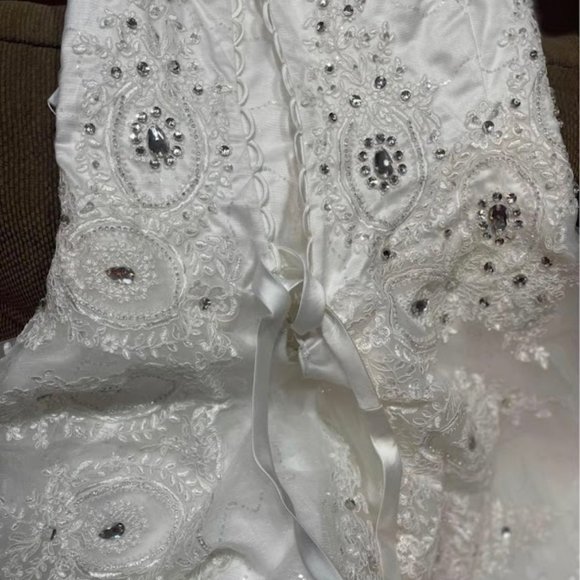 WEDDING DRESS with crystals ,it is an amazing dress. - Picture 6 of 7